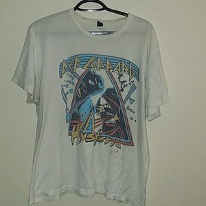 Vintage Def Leppard concert tee.